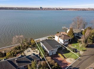 12 Shorecliff Pl, Great Neck, NY 11023