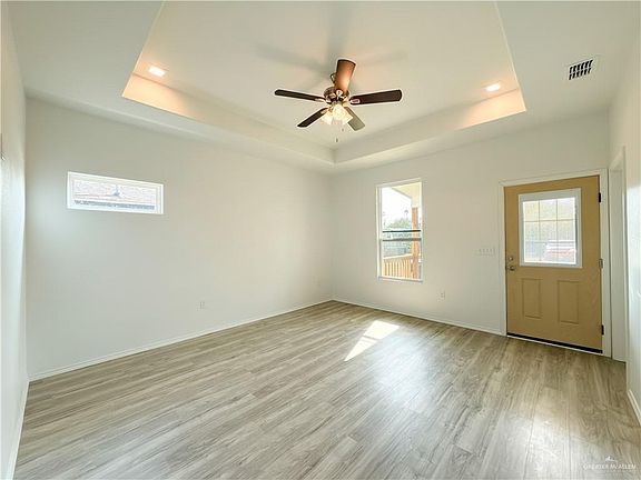 4th image of 626 E Ellis Ave