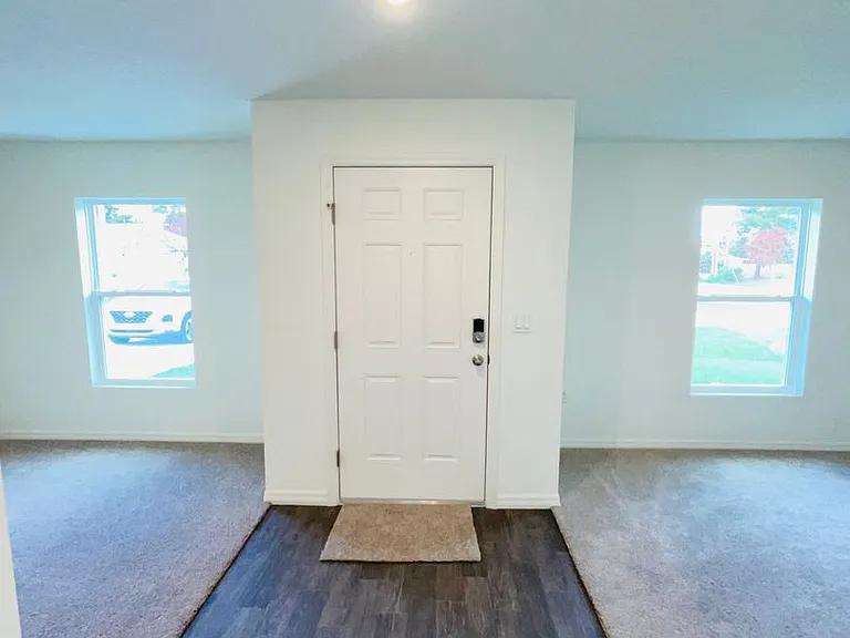 1701 SE Manth Ln — Photo 3