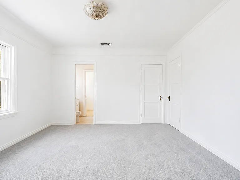 4434 Tyrone Ave — Photo 5