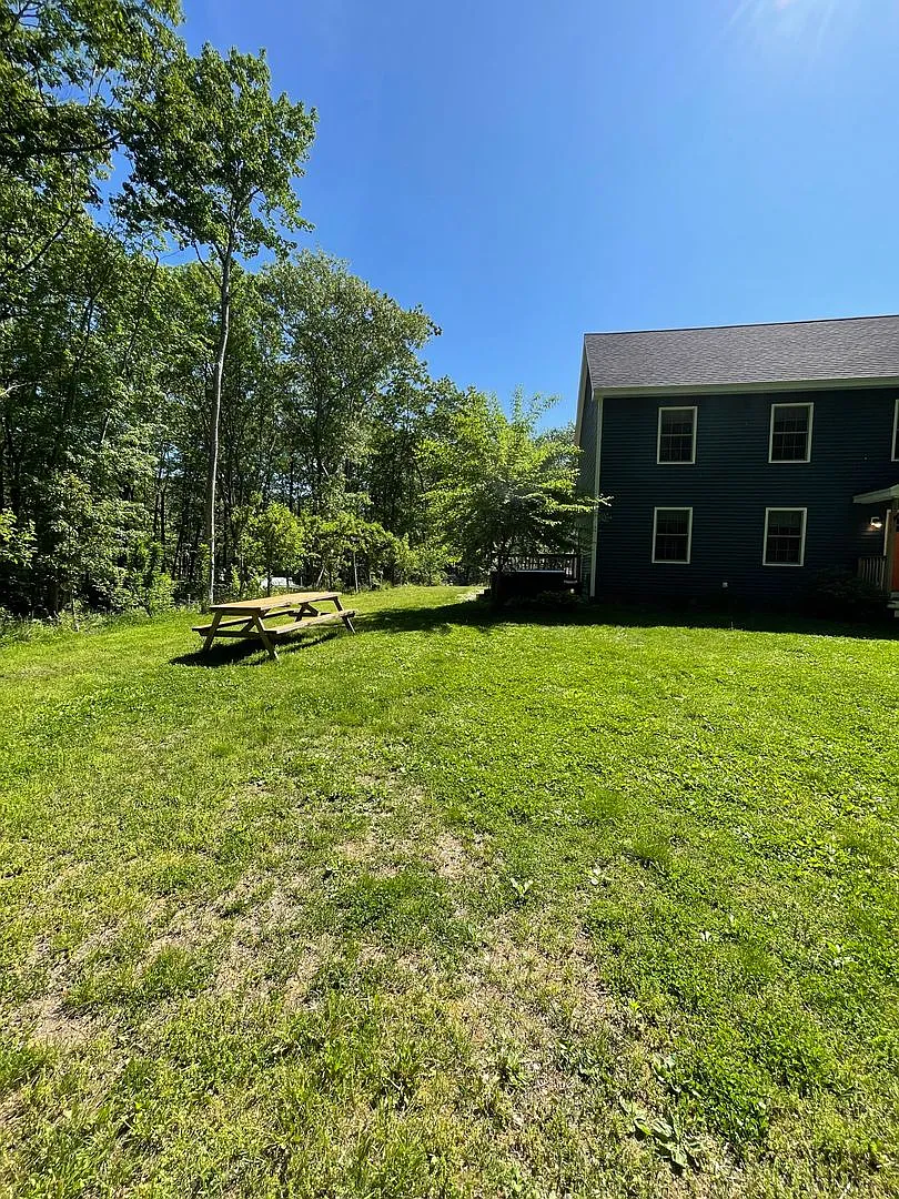 Huge House tucked in a great part of the York, Maine, close to the tolls for easy access! — Photo 4
