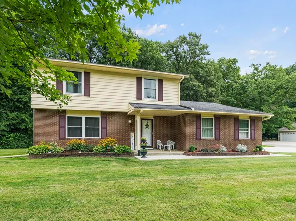 12164 N Woodland Acres Dr, Syracuse, IN 46567