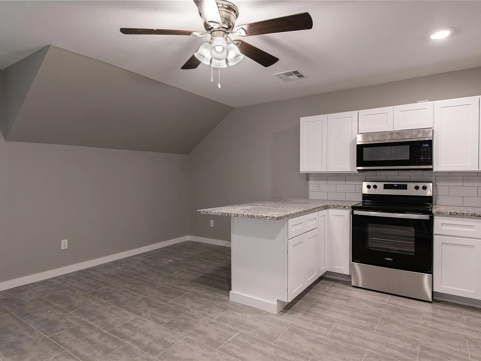 1 bed, 1.0 bath, 490 sqft, $900 — Photo 2