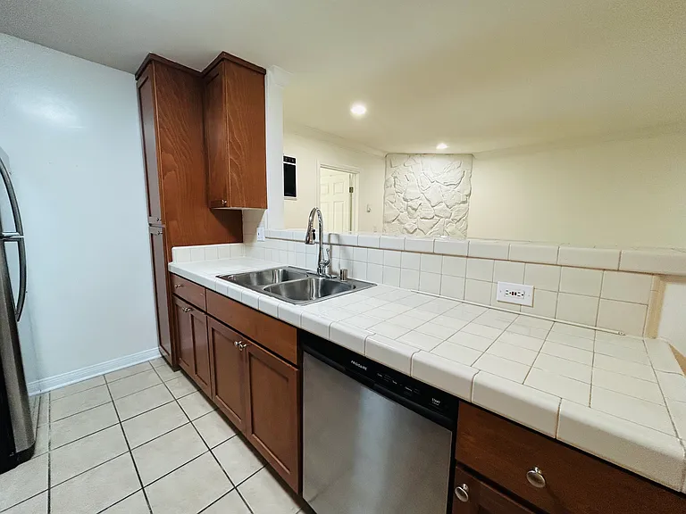 3762 Canfield Ave — Photo 10