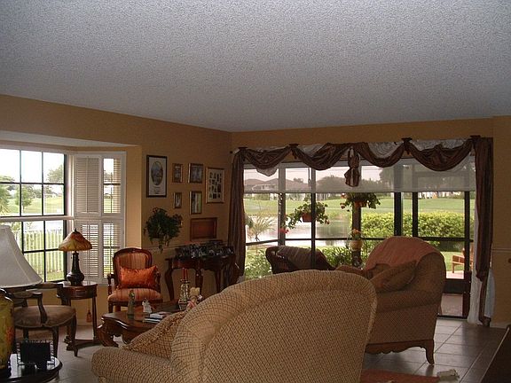 Fantastic living area with views of water and golf course, baywindow.