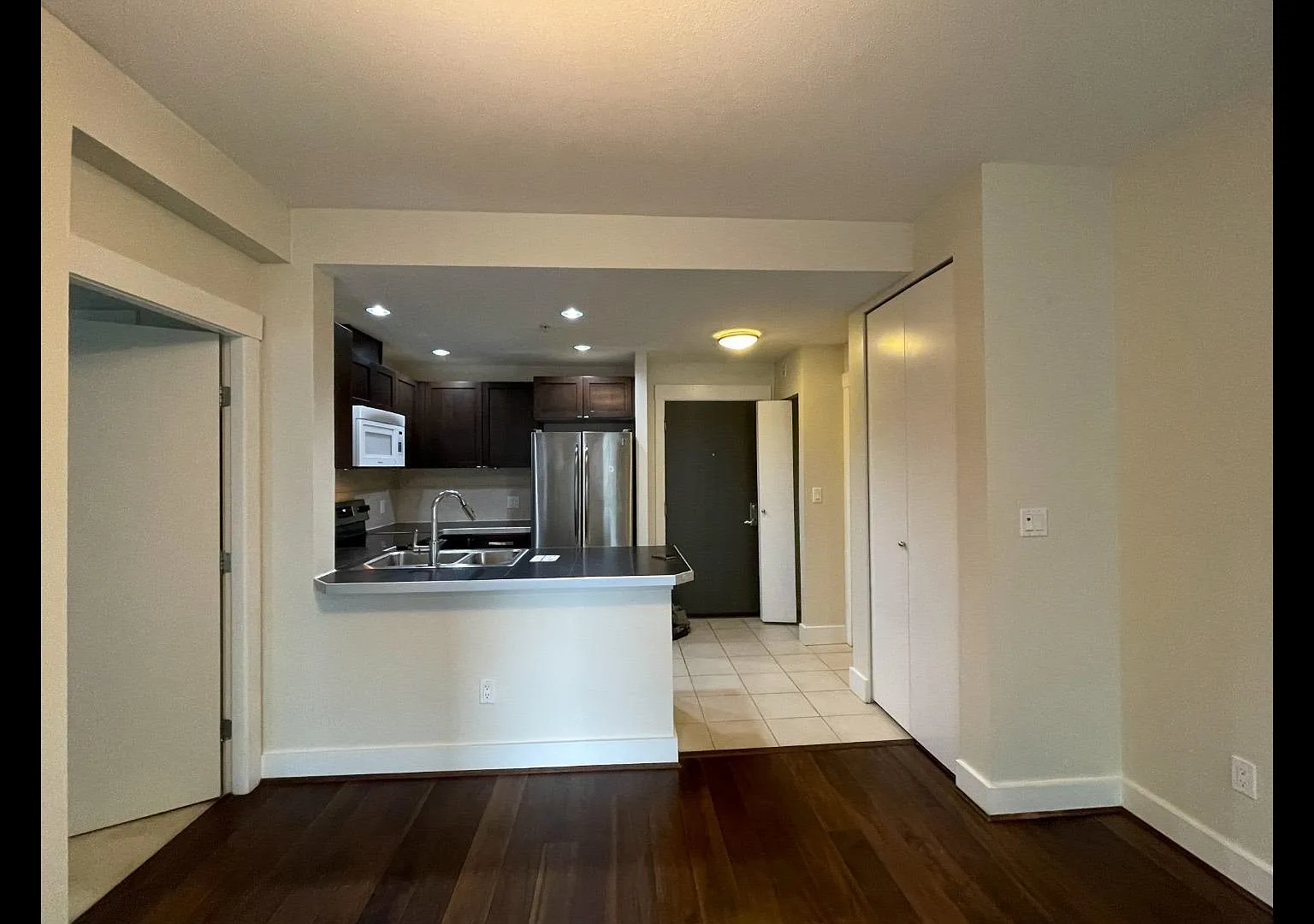 2 bed, 900 sqft, $3,600 — Photo 4
