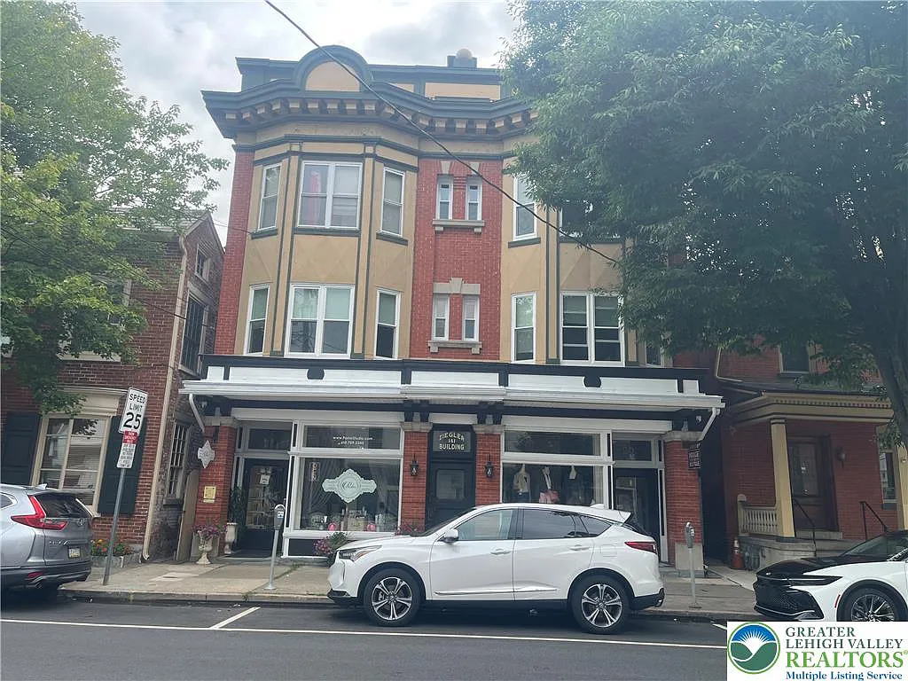 2 bed, 1.5 bath, 960 sqft, $2,100 — Photo 1