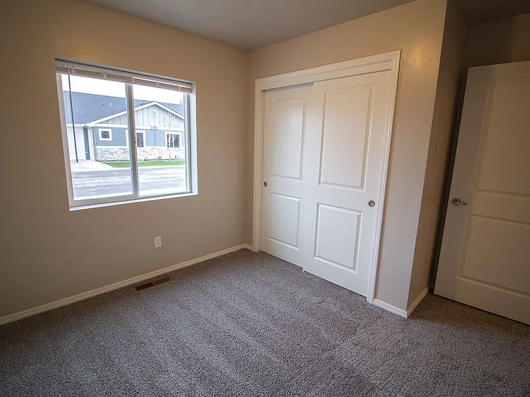 310-330 W Greenhurst Rd #350 — Photo 4