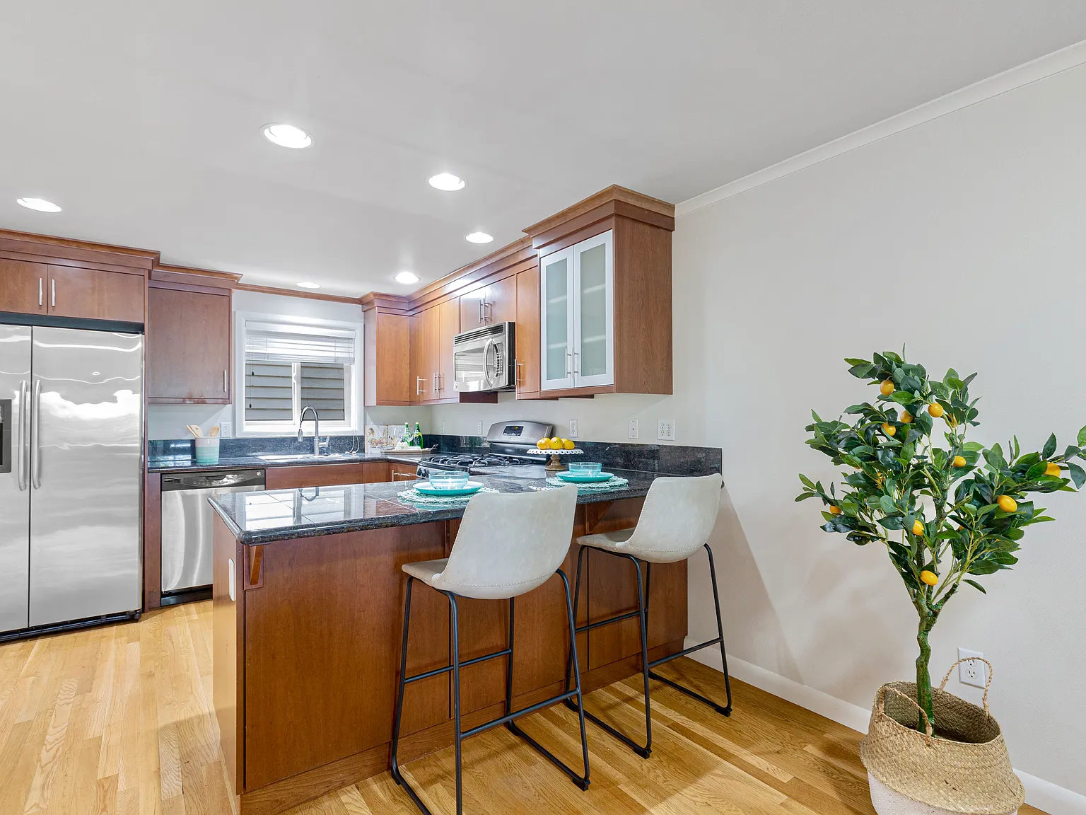 3 bed, 2.5 bath, 1570 sqft, $4,050 — Photo 4