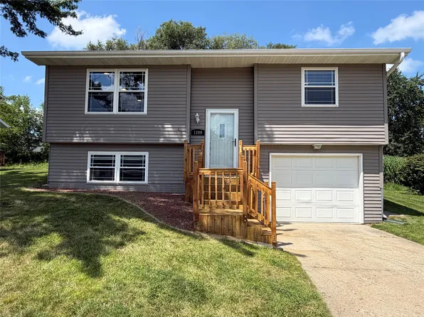 1209 N Prairie St, Pella, IA 50219