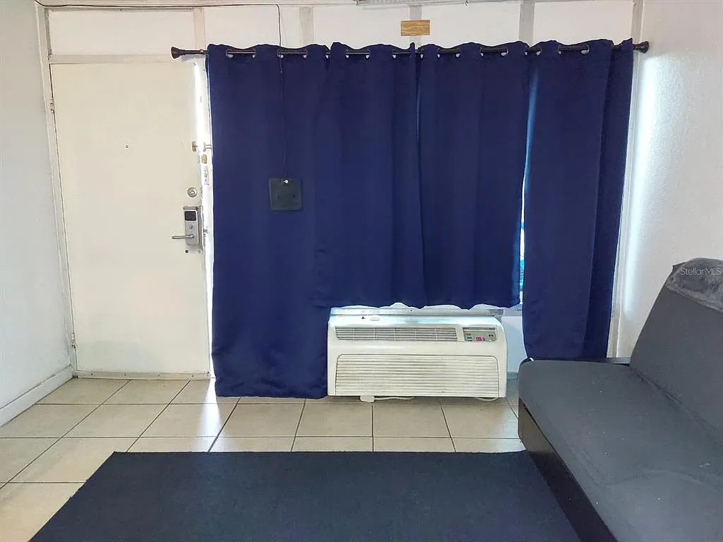 Studio, 1.0 bath, 300 sqft, $975 — Photo 2