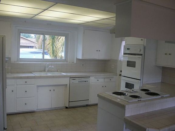4th image of 2208 E Wilshire Ave