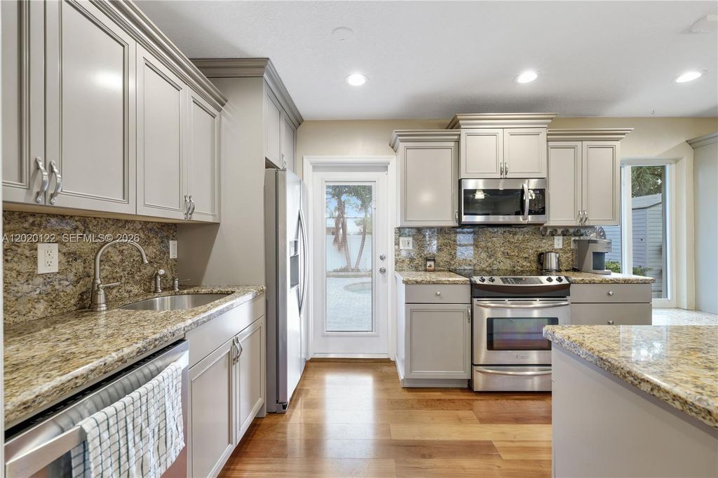 1311 NE 26th Ter, photo 5