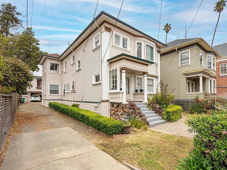 1911B Berkeley Way — Photo 2