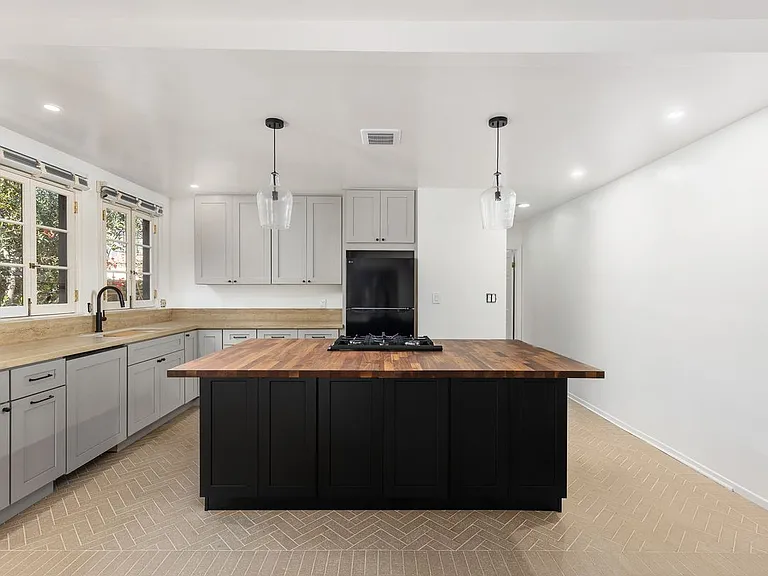 720 N Harper Ave — Photo 4