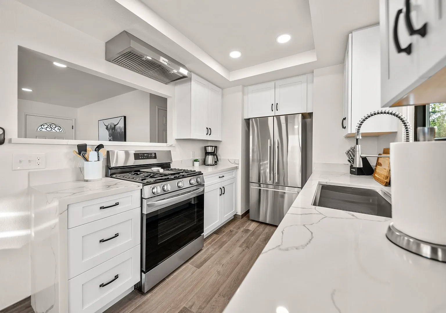 Fully Furnished 3 bedroom home where elegance meets cozy! — Photo 4