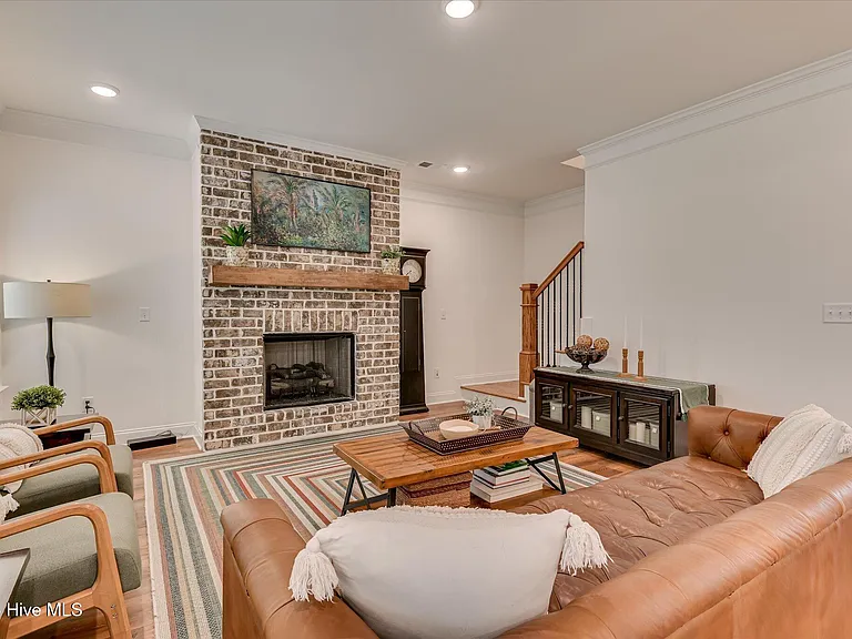 2049 Warbler Dr — Photo 9