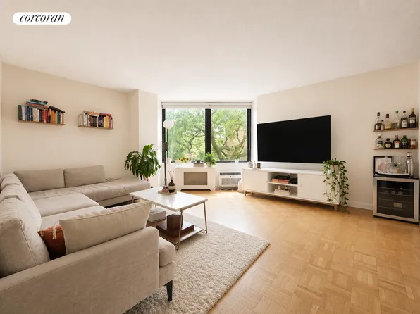 1641 Third Avenue image 1 of 6