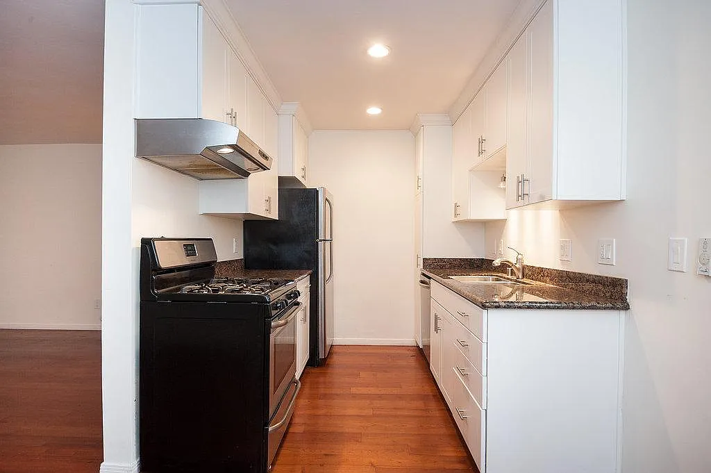 2 bed, 900 sqft, $3,795 — Photo 4