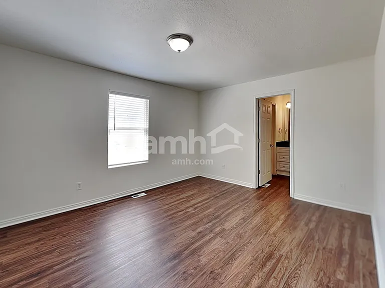 4384 N Maple Dr — Photo 7