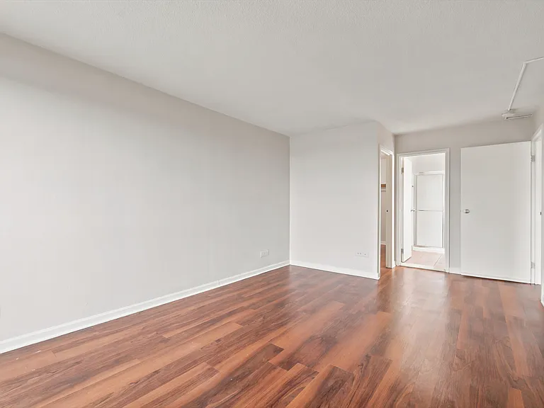 Yorktown Apartments — Photo 12
