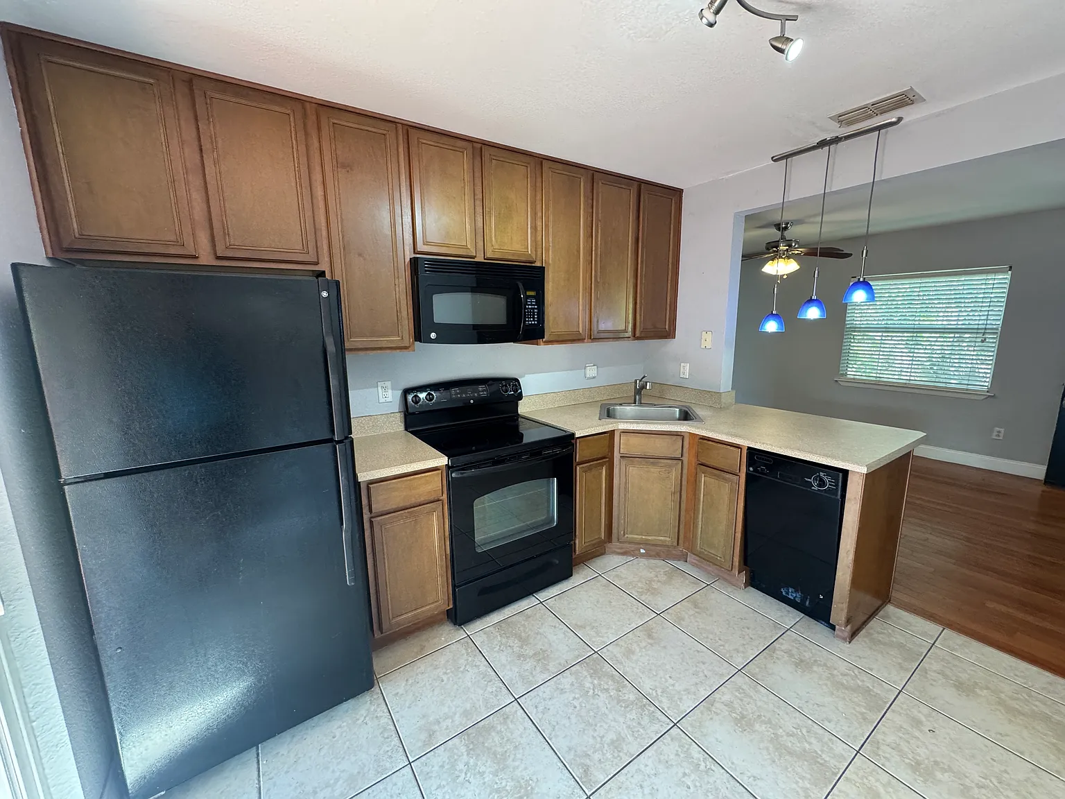 2 bed, 677 sqft, $1,549 — Photo 3
