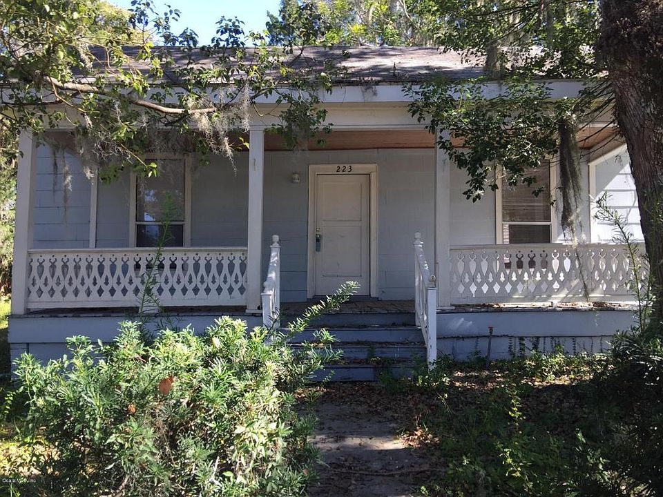 1st image of 223 NE Sanchez Ave