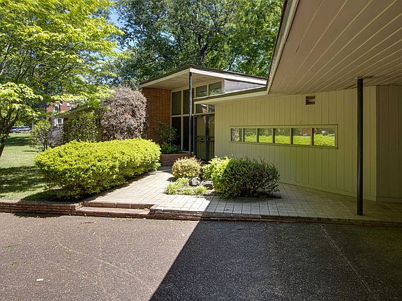 2nd image of 566 West Dr