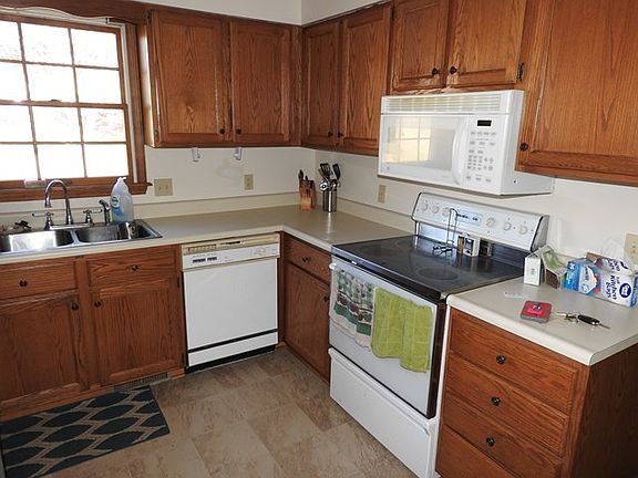 5th image of 113 Carriage Dr