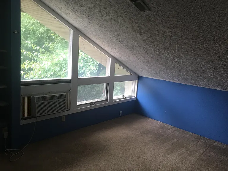 Upstairs loft 3rd bedroom