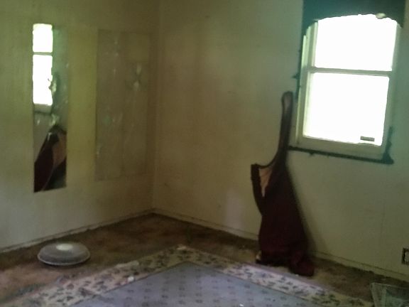 3rd image of 105 NE Lake View Ave