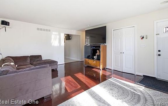 4th image of 23031 Colgate St