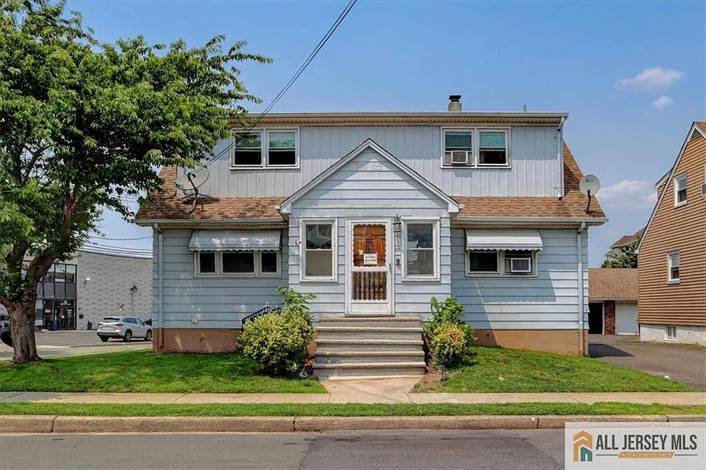 2 bed, 1.0 bath, 1910 sqft, $1,900 — Photo 1