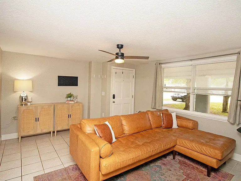 647 Dexter Dr — Photo 4
