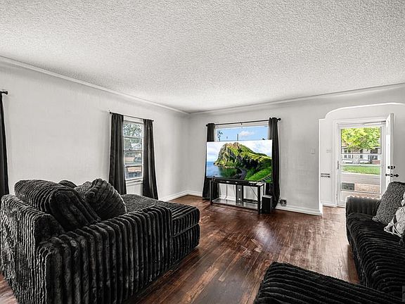 3rd image of 610 Gaylord Ave