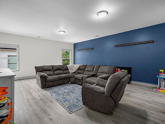 4th image of 216 Lorrin Ln