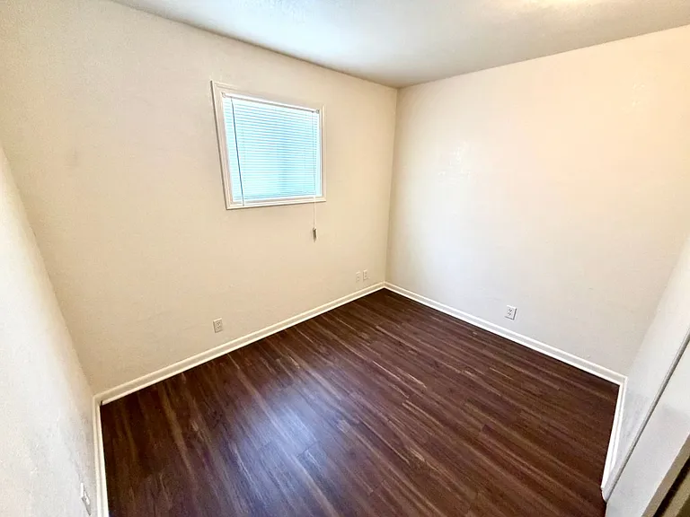 920 Winchester Ave — Photo 9