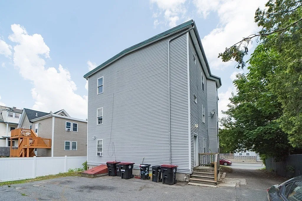 3 bed, 1.0 bath, 1324 sqft, $2,850 — Photo 2