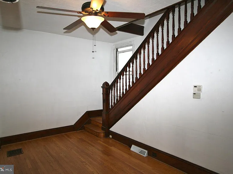 210 N Locust St — Photo 8