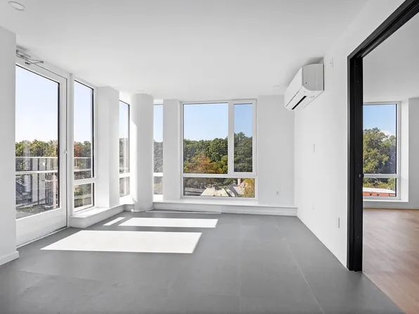 116-09 Grosvenor Lane image 2 of 8