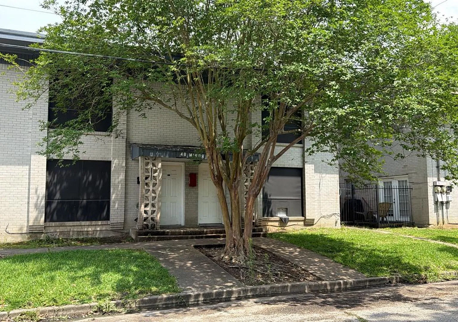 Royal Oaks — Photo 1