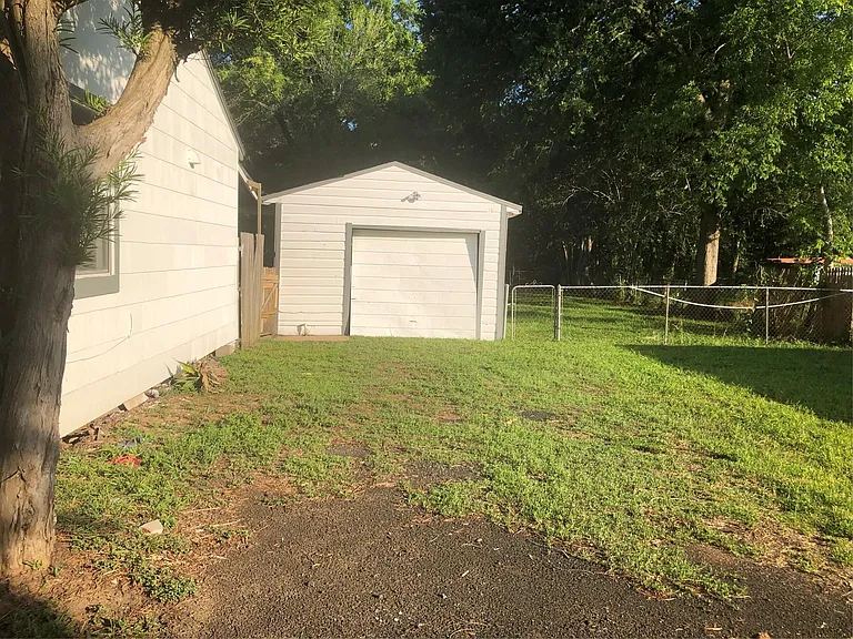 111 Wheaton St — Photo 8