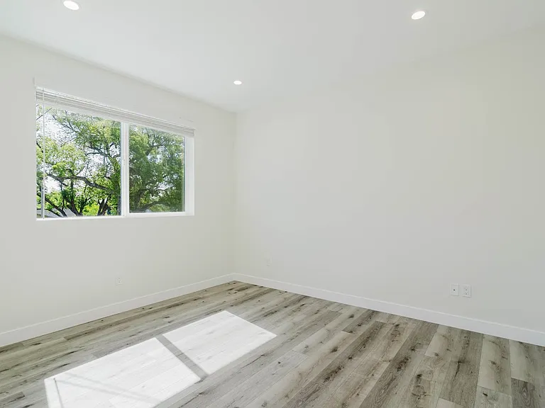 8107 Lemona Ave — Photo 18