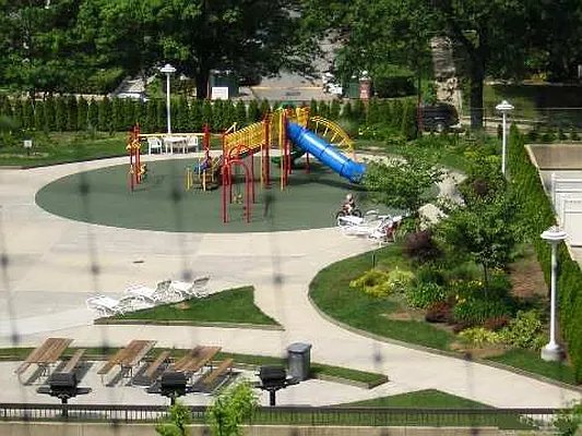 Sold by Julia Shildkret Real Estate Group | media 20