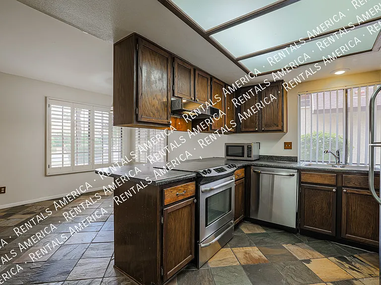 2160 S Catarina — Photo 11