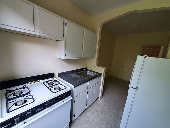 4th image of 135 Hawthorne St APT 3J