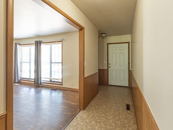 3rd image of 721 W Lakeshore Dr