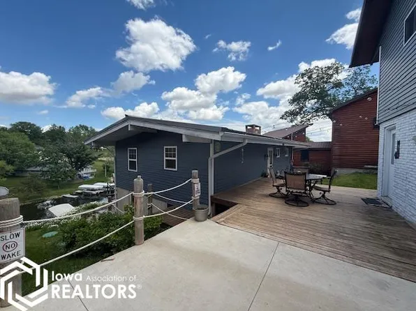 4213 W Lakeshore Dr, Brooklyn, IA 52211