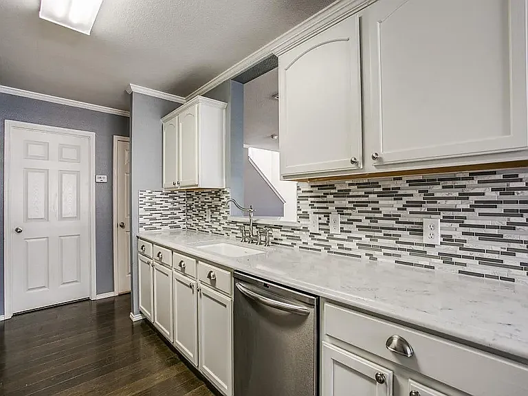 4 bed, 2033 sqft, $2,300 — Photo 3