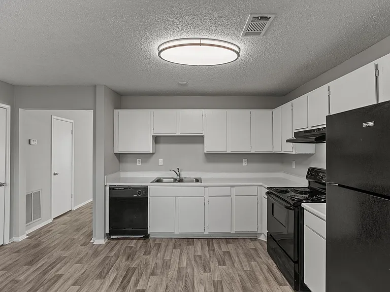 Wilshire Park Apartments — Photo 6